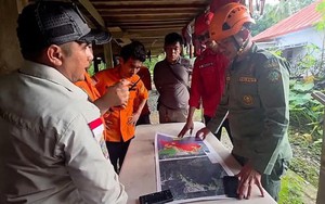 Indonesia nỗ lực tìm kiếm 11 người trên máy bay mất tích