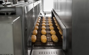 Đầu bếp bánh ngọt 71 tuổi tử vong vì bị cuốn vào máy trộn bột khổng lồ