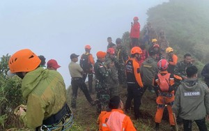 Rơi máy bay Indonesia: Tìm thấy nạn nhân đầu tiên, cứu hộ vô cùng khó khăn