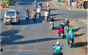 Hình ảnh 2 đối tượng cướp ngân hàng chạy xe Exciter di chuyển trên nhiều tuyến đường