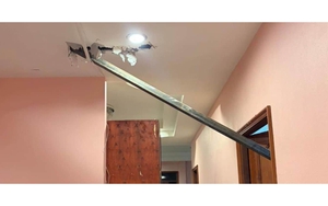 Đang ở trong nhà, gia chủ hoảng loạn khi thấy 1 thanh thép khổng lồ xuyên thủng cả trần và cửa