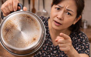 Mẹ tôi dặn: Cọ nồi cháy bằng muối hạt là sai bét – sạch đâu chưa thấy, chỉ thấy đáy nồi mòn toang