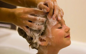 Nước tắm thảo dược quen dùng cho trẻ em bị Bộ Y tế thu hồi, tiêu hủy vì không đạt chuẩn vi sinh