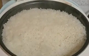 Chiếc nồi cơm ngày cuối năm khiến 1 bà mẹ bị chê trách dữ dội, hàng nghìn cư dân mạng bình luận: "Tôi thấy thương cho con chị!"