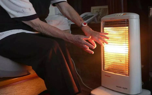 Bật điều hòa chế độ nóng hay dùng máy sưởi: Cái nào vừa ấm hơn, vừa tốn ít điện hơn?