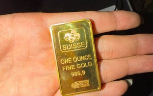 Ngụp lặn nhiều giờ giúp dân tìm 2 cây vàng rơi xuống sông Hương