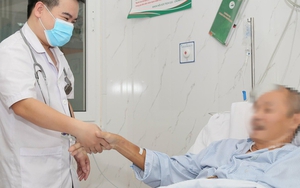 Người đàn ông đổ gục trên sân khi đang chơi tennis