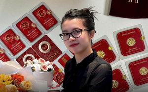 Mua vàng trên mọi “mặt trận”: Chốt 6 đơn vàng online, cô gái vẫn đi xếp hàng mua tiếp “cho có không khí”