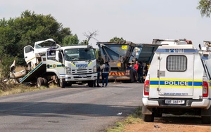 Xe buýt chở học sinh gặp tai nạn nghiêm trọng trên đường đến trường, ít nhất 11 nạn nhân thiệt mạng