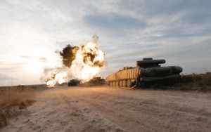 Một người Mỹ điều khiển đồng thời tấn công... 3 mục tiêu bằng 3 chiếc UAV