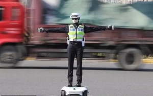 Cảnh sát AI xuất hiện giữa đường phố khiến người dân bất ngờ