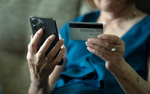 Nhận tin nhắn thông báo tài khoản có giao dịch khả nghi, người phụ nữ làm theo hướng dẫn để hủy thẻ thì mất trắng 111 triệu đồng