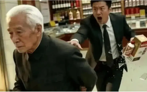 Làm vỡ chai rượu “đắt ngang ô tô”, cụ ông trả đủ 1 lần rồi đi: Chủ cửa hàng vừa nhìn số dư liền đuổi theo