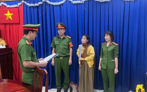 Thi hành lệnh bắt tạm giam người phụ nữ buôn bán quần áo Trịnh Thị Hóa