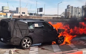 Hyundai Santa Fe facelift bốc cháy khi đang chạy thử tại Hàn Quốc: Dân tình đồn đoán do tuỳ chọn động cơ mới, vốn khó về Việt Nam