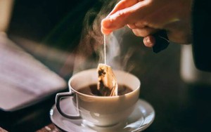 Pha trà bằng ấm siêu tốc hay lò vi sóng ngon hơn? Câu trả lời gây bất ngờ