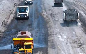 Phát hiện 100 xe tải không người lái, không buồng lái hoạt động liên tục 24/7 suốt hơn 180 ngày, bí mật khai thác 1 kho báu lộ thiên