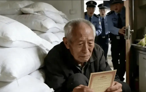 Cụ ông sống một mình mua 900 gói muối trong 3 tháng, cảnh sát phá cửa xông vào thì gặp cảnh sững người