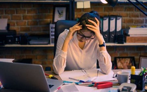 Ngồi làm việc 8 tiếng/ngày, bạn đang hít phải thứ gì trong văn phòng?