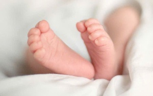 Cú sốc IVF: Cặp đôi bàng hoàng phát hiện con gái mình sinh ra không cùng huyết thống với cả 2 vợ chồng