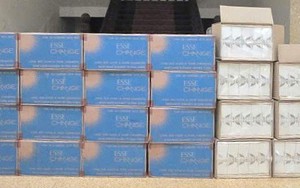 Cảnh sát lật tẩy "bí mật" trên chiếc xe tải đỗ bên đường