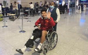 Hiểu Minh ngồi xe lăn, U23 Việt Nam không ngủ sau trận thắng Hàn Quốc, ra thẳng sân bay về... ăn lẩu