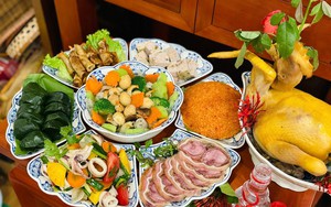 Vì sao mâm cỗ Tết không thể thiếu gà luộc nguyên con?