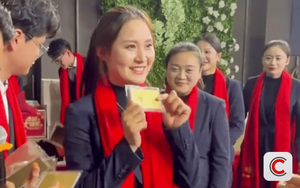 Một tiệm vàng Trung Quốc chơi lớn: Thưởng 'nóng' tiền và vàng cho nhân viên dịp tất niên