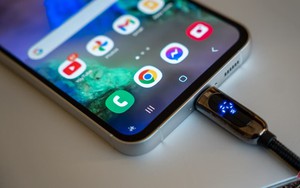 Bỏ 30 triệu mua điện thoại rồi lại làm điều "dở hơi" thế này, chúng ta đang biến máy mình thành thứ rẻ tiền