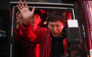 HLV Kim Sang-sik bật dậy lao ra ngoài xe, làm một việc khiến CĐV Việt Nam vỗ tay không ngớt