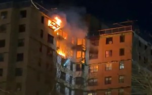 Cháy lớn tại chung cư 17 tầng ở New York, hơn 200 lính cứu hoả được điều động