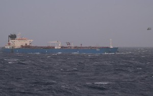 Đang chuyển dầu qua Địa Trung Hải, tàu chở dầu treo cờ Nga bất ngờ bị một quốc gia EU chặn bắt giữa biển