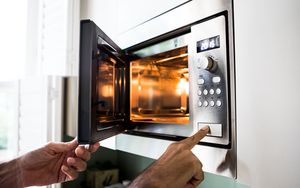 Dùng lò vi sóng gây ung thư? Chuyên gia chỉ ra sự thật: 3 cách sử dụng này mới thực sự nguy hiểm