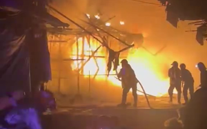 Điều tra nguyên nhân vụ cháy nhiều căn nhà tại phường Bình Đông, TP.HCM