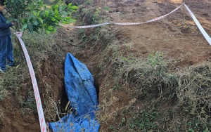 Truy tìm manh mối các đối tượng cướp ngân hàng từ hố đất nghi chôn giấu xe máy