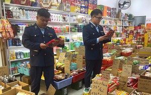 Đột kích kiểm tra diện rộng: Phát hiện một cơ sở bán hàng cấm, tịch thu hàng trăm sản phẩm vi phạm, có hộ bị đề xuất phạt 175 triệu đồng