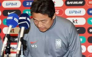 Về nước sau trận thua U23 Việt Nam, HLV U23 Hàn Quốc cúi đầu xin lỗi, sau đó mắng mỏ học trò