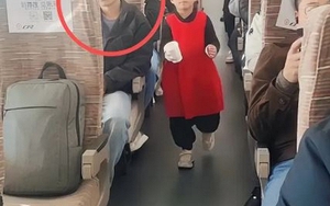 Bức ảnh đang gây tranh cãi: Đứa trẻ tự tin, dũng cảm hay cha mẹ thiếu tế nhị, không nhắc nhở con ở nơi công cộng?