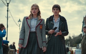 Xem phim Sex Education, tôi khóc nấc khi phát hiện ra tờ "di chúc" do cô con gái 17 tuổi của mình viết