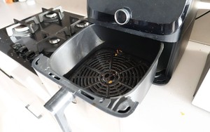 Nồi chiên không dầu sạch như mới sau khi được vệ sinh bằng 2 thứ - không cần tốn sức chà rửa