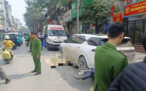 Hà Nội: Người dân cùng nhau nâng ô tô đưa một phụ nữ mắc kẹt dưới gầm xe ra ngoài