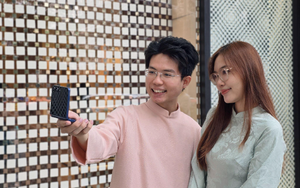 Tết là lúc người trẻ muốn làm mới mọi thứ, kể cả chiếc điện thoại