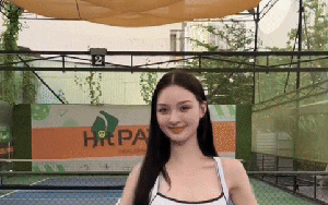 Á hậu Cẩm Ly trắng phát sáng, chân dài như "kiếm Nhật" trên sân pickleball