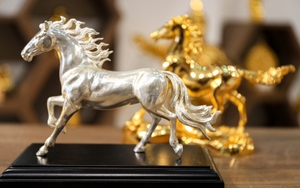 Chiêm ngưỡng tượng ngựa đúc từ gần 17 cây bạc, giá gần trăm triệu đồng