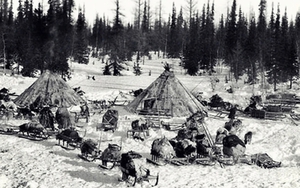 Năm 1930, toàn bộ dân của một ngôi làng đã mất tích bí ẩn, để lại quần áo và thức ăn đang nấu dở