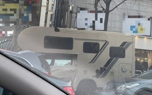 Bức ảnh chụp giữa đường phố Hàn Quốc khiến nhiều người thốt lên: "Thương cho những đứa trẻ!"