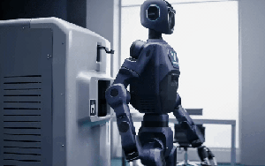 Robot hình người 'Made in Vietnam' thế hệ thứ 2 của tỷ phú Phạm Nhật Vượng chính thức ra mắt: Có thể tự sạc pin - không cần con người hỗ trợ