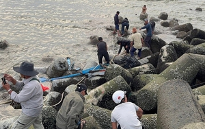 Tàu chìm khi vào cửa cảng, ngư dân 16 tuổi mất tích