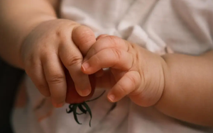 Trên tay bé có 4 động tác này là dấu hiệu điển hình của trẻ thông minh, chỉ cần có 1 thôi cũng đáng mừng rồi