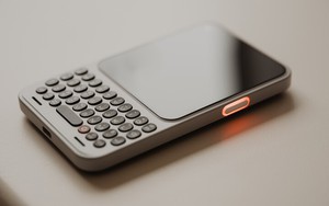 Điện thoại phím cứng như Blackberry trở lại, chạy Android, giao diện tối giản để đỡ "gây nghiện", giá cao nhưng chỉ hợp làm máy phụ